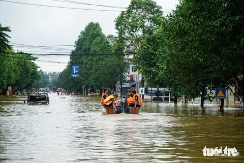 Dân hết lòng, quân hết mình vì bà con vùng lũ tại Thái Nguyên - Ảnh 8. Dân hết lòng, quân hết mình vì bà con vùng lũ tại Thái Nguyên - Ảnh 9.