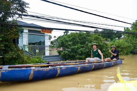 Trên chiếc xuồng cứu hộ, báo Tuổi Trẻ trao quà cứu trợ khẩn cấp đến bà con vùng lũ - Ảnh 7.