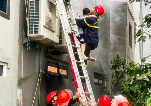 7 người thoát khỏi cháy nhà bằng dây, rèm cửa, thang của cảnh sát - Ảnh 1. 7 người thoát khỏi cháy nhà bằng dây, rèm cửa, thang của cảnh sát - Ảnh 1.