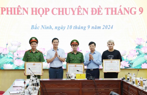 7 người thoát khỏi cháy nhà bằng dây, rèm cửa, thang của cảnh sát - Ảnh 2. Cảnh sát cứu 7 người thoát khỏi đám cháy nhà ở Bắc Ninh - Ảnh 2.