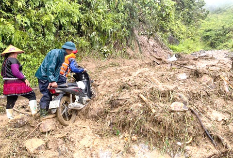 Dọn dẹp trường lớp: chúng tôi có mặt - Ảnh 2. Thầy trò, phụ huynh tất bật dọn dẹp trường lớp sau bão - Ảnh 5.