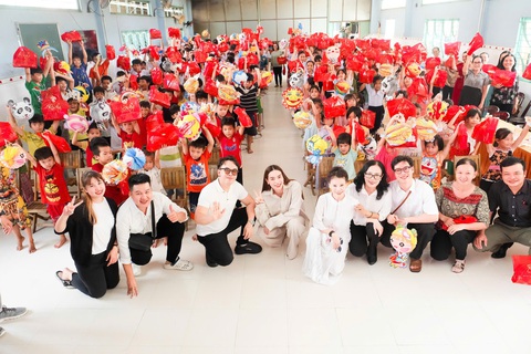 Văn nghệ sĩ hóa chị Hằng, chú Cuội mang Trung thu sớm cho trẻ em khó khăn - Ảnh 9. Hoa hậu, nam vương hóa chị Hằng, chú Cuội mang Trung thu sớm cho trẻ khó khăn - Ảnh 5.