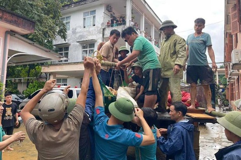 Lũ quét vùi lấp cả một bản làng 128 người ở Lào Cai, mới cứu được 30 người, tìm được 16 thi thể - Ảnh 10.