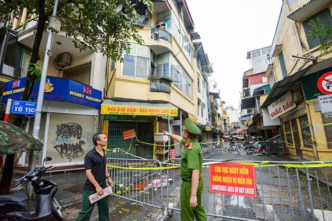 Hà Nội phong tỏa nhà 3 tầng trên phố cổ bị nghiêng sau bão số 3 - Ảnh 1. Hà Nội phong tỏa nhà 3 tầng trên phố cổ bị nghiêng sau bão số 3 - Ảnh 2.