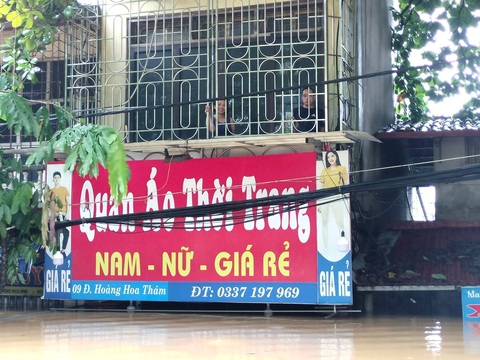 Thành phố Yên Bái vẫn chìm trong biển nước, gần 8.000 ngôi nhà bị ngập úng - Ảnh 5. Thành phố Yên Bái vẫn chìm trong biển nước, gần 8.000 ngôi nhà bị ngập úng - Ảnh 7.
