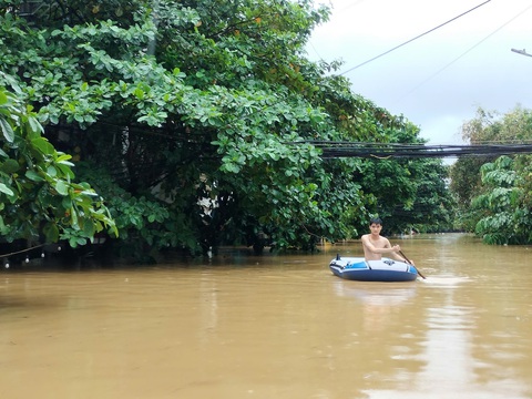 Thành phố Yên Bái vẫn chìm trong biển nước, gần 8.000 ngôi nhà bị ngập úng - Ảnh 3. Thành phố Yên Bái vẫn chìm trong biển nước, gần 8.000 ngôi nhà bị ngập úng - Ảnh 5.