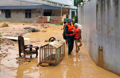 Thành phố Yên Bái vẫn chìm trong biển nước, gần 8.000 ngôi nhà bị ngập úng - Ảnh 13. Thành phố Yên Bái vẫn chìm trong biển nước, gần 8.000 ngôi nhà bị ngập úng - Ảnh 14.