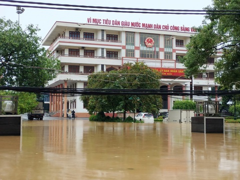 Thành phố Yên Bái vẫn chìm trong biển nước, gần 8.000 ngôi nhà bị ngập úng - Ảnh 2. Thành phố Yên Bái vẫn chìm trong biển nước, gần 8.000 ngôi nhà bị ngập úng - Ảnh 2.