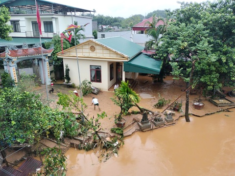 Thành phố Yên Bái vẫn chìm trong biển nước, gần 8.000 ngôi nhà bị ngập úng - Ảnh 12. Thành phố Yên Bái vẫn chìm trong biển nước, gần 8.000 ngôi nhà bị ngập úng - Ảnh 13.