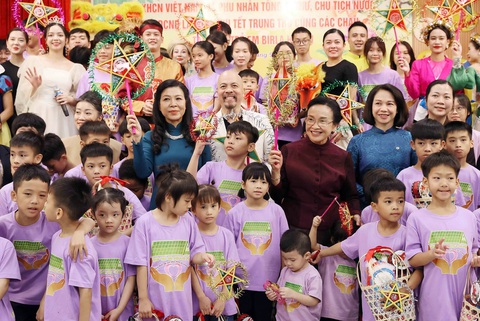 Hai phu nhân Tổng bí thư, Chủ tịch nước Việt Nam, Lào thăm trẻ em có hoàn cảnh đặc biệt - Ảnh 1. Hai phu nhân Tổng Bí thư, Chủ tịch nước Việt Nam, Lào thăm trẻ em có hoàn cảnh đặc biệt - Ảnh 1.