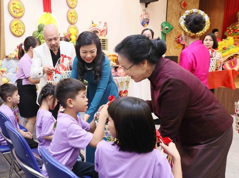 Hai phu nhân Tổng bí thư, Chủ tịch nước Việt Nam, Lào thăm trẻ em có hoàn cảnh đặc biệt - Ảnh 2. Hai phu nhân Tổng bí thư, Chủ tịch nước Việt Nam, Lào thăm trẻ em có hoàn cảnh đặc biệt - Ảnh 2.