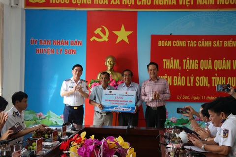 Gặp Chính ủy Cảnh sát biển, lãnh đạo Lý Sơn nói ngư dân bị chèn ép, đánh đập khi ra biển - Ảnh 2.