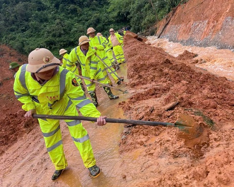 3 ô tô bị vùi lấp và lũ cuốn ở Cao Bằng, đã tìm thấy 15 thi thể, còn khoảng 15 người mất tích - Ảnh 2.