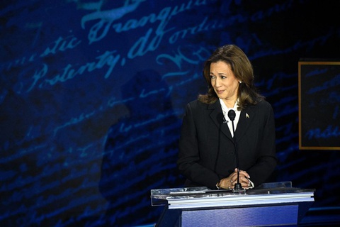Ông Trump và bà Harris 'so găng' trong cuộc tranh luận đầu tiên - Ảnh 3. Ông Trump và bà Harris 'so găng' trong cuộc tranh luận đầu tiên - Ảnh 3.