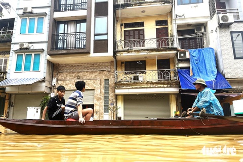 Lũ sông Hồng lên cao, dân Hà Nội đi xuồng, vịt bơi ngoài đường - Ảnh 1. Lũ sông Hồng lên cao, dân Hà Nội đi xuồng, vịt bơi ngoài đường - Ảnh 1.