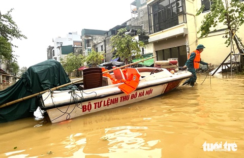 Lũ sông Hồng lên cao, dân Hà Nội đi xuồng, vịt bơi ngoài đường - Ảnh 8. Lũ sông Hồng lên cao, dân Hà Nội đi xuồng, vịt bơi ngoài đường - Ảnh 8.