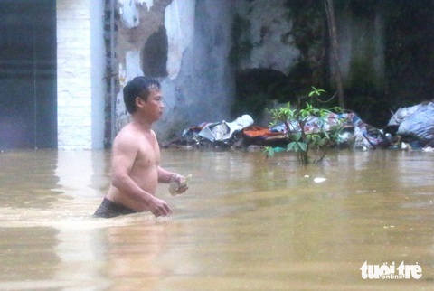 Lũ sông Hồng lên cao, dân Hà Nội đi xuồng, vịt bơi ngoài đường - Ảnh 6. Lũ sông Hồng lên cao, dân Hà Nội đi xuồng, vịt bơi ngoài đường - Ảnh 6.