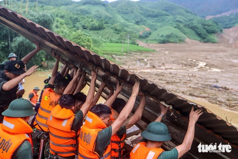 Khoảng 500 người đang tìm kiếm nạn nhân vụ lũ quét vùi lấp bản Làng Nủ, đã thấy 30 thi thể - Ảnh 1. Khoảng 500 người đang tìm kiếm nạn nhân vụ lũ quét vùi lấp bản Làng Nủ, đã thấy 30 thi thể - Ảnh 1.