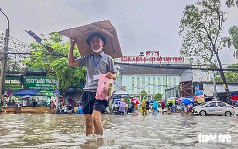 Mưa lũ, Bệnh viện K tăng thêm giường, miễn phí lưu trú cho bệnh nhân - Ảnh 1. Mưa lũ, Bệnh viện K tăng thêm giường, miễn phí lưu trú cho bệnh nhân - Ảnh 2.