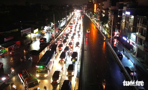 Người Hà Nội khổ sở ‘chôn chân’ trên hai cây cầu lớn Vĩnh Tuy, Nhật Tân - Ảnh 8.