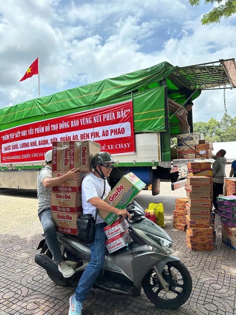 Bà con Tây Nguyên gửi ngàn cái ôm và nhu yếu phẩm tới đồng bào miền Bắc - Ảnh 3. Bà con Tây Nguyên gửi ngàn cái ôm và nhu yếu phẩm tới đồng bào miền Bắc - Ảnh 3.