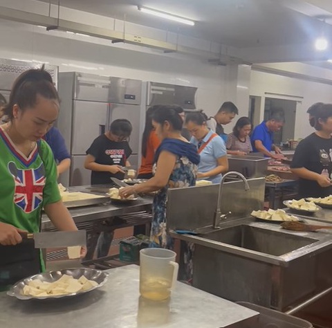 Cả đêm nấu xôi, rang cơm… gửi bà con vùng lũ - Ảnh 1. Người dân gói bánh, hàng quán tặng 1 ngày doanh thu ủng hộ đồng bào miền Bắc - Ảnh 1.