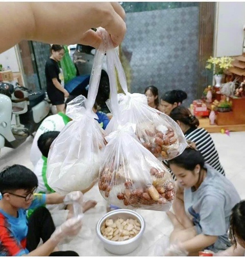 Cả đêm nấu xôi, rang cơm… gửi bà con vùng lũ - Ảnh 3. Người dân gói bánh, hàng quán tặng 1 ngày doanh thu ủng hộ đồng bào miền Bắc - Ảnh 3.