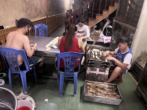 Cả đêm nấu xôi, rang cơm… gửi bà con vùng lũ - Ảnh 4. Người dân gói bánh, hàng quán tặng 1 ngày doanh thu ủng hộ đồng bào miền Bắc - Ảnh 4.