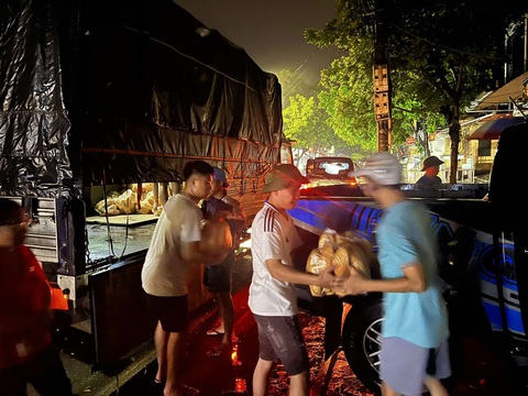 Cả đêm nấu xôi, rang cơm… gửi bà con vùng lũ - Ảnh 5. Người dân gói bánh, hàng quán tặng 1 ngày doanh thu ủng hộ đồng bào miền Bắc - Ảnh 5.
