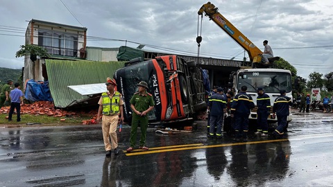 Lật xe khách trên quốc lộ 14 khiến 3 người tử vong - Ảnh 1. Lật xe khách trên quốc lộ 14, bốn người chết, nhiều người bị thương - Ảnh 1.