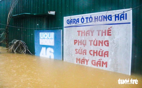 Ngồi thuyền đi sâu vào 'rốn lũ' quận Hoàn Kiếm chứng kiến cảnh người Hà Nội bị ngập lút mái nhà - Ảnh 11. Ngồi thuyền đi sâu vào 'rốn lũ' quận Hoàn Kiếm chứng kiến cảnh người Hà Nội bị ngập lút mái nhà - Ảnh 11.