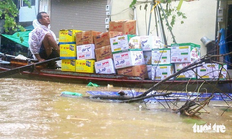 Ngồi thuyền đi sâu vào 'rốn lũ' quận Hoàn Kiếm chứng kiến cảnh người Hà Nội bị ngập lút mái nhà - Ảnh 6. Ngồi thuyền đi sâu vào 'rốn lũ' quận Hoàn Kiếm chứng kiến cảnh người Hà Nội bị ngập lút mái nhà - Ảnh 6.