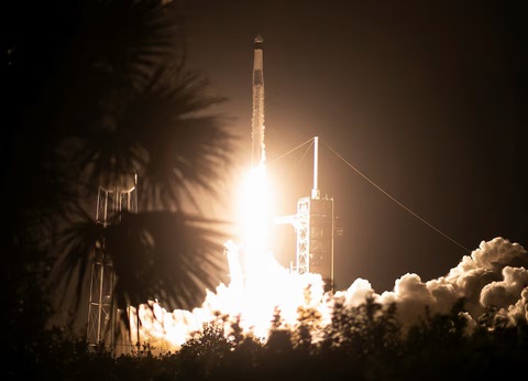 SpaceX phóng tàu Crew Dragon, thực hiện sứ mệnh 'mạo hiểm nhất' - Ảnh 1. SpaceX phóng tàu Crew Dragon, thực hiện sứ mệnh 'mạo hiểm nhất' - Ảnh 1.