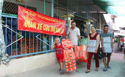 Người dân gói bánh, hàng quán tặng 1 ngày doanh thu ủng hộ đồng bào miền Bắc - Ảnh 10. Người dân gói bánh, hàng quán tặng 1 ngày doanh thu ủng hộ đồng bào miền Bắc - Ảnh 9.
