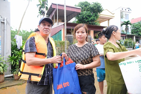 Ấm lòng những suất quà của bạn đọc Tuổi Trẻ đến vùng lũ - Ảnh 2. Ấm lòng những suất quà của bạn đọc Tuổi Trẻ đến vùng lũ - Ảnh 2.
