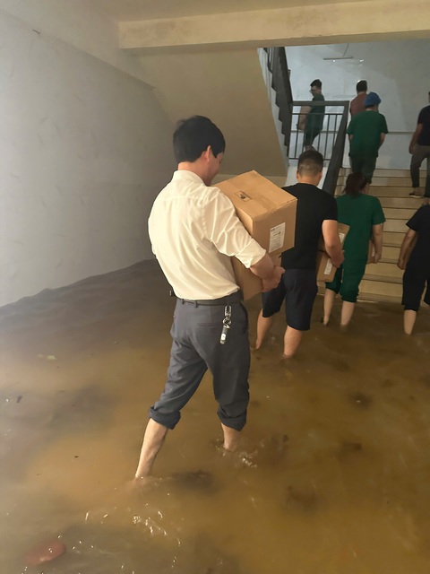 Mất điện, hàng chục bác sĩ đứng soi đèn cho ca mổ đẻ trong mưa lũ - Ảnh 3.