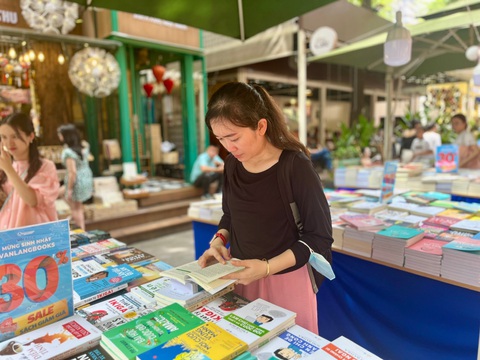 Sau hơn 8 năm, Đường sách TP.HCM bán gần 6 triệu cuốn sách - Ảnh 1. Sau hơn 8 năm, Đường sách TP.HCM bán gần 6 triệu cuốn sách - Ảnh 1.