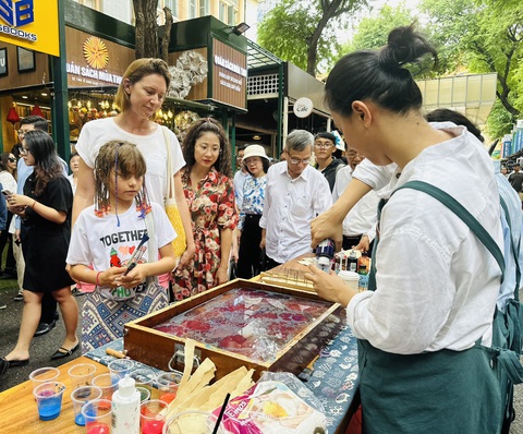 Mong mỗi người dân TP.HCM sẽ đọc ít nhất 6 cuốn sách mỗi năm - Ảnh 2. Mong mỗi người dân TP.HCM sẽ đọc ít nhất 6 cuốn sách mỗi năm - Ảnh 2.