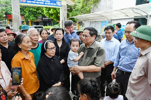 Thủ tướng Phạm Minh Chính đến Yên Bái chỉ đạo ứng phó, khắc phục hậu quả mưa lũ - Ảnh 2. Không phải sử dụng phương án cho tình huống xấu nhất có thể xảy ra với hồ Thác Bà - Ảnh 3.