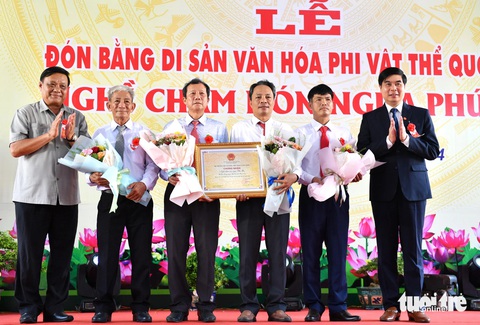 Người dân Bình Định rạng rỡ trong ngày nón ngựa Phú Gia thành di sản văn hóa phi vật thể - Ảnh 3. Bình Định đón bằng di sản văn hóa phi vật thể Nghề chằm nón ngựa Phú Gia - Ảnh 1.
