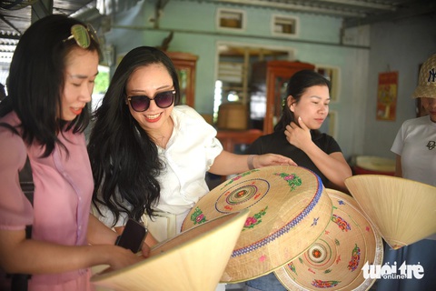 Người dân Bình Định rạng rỡ trong ngày nón ngựa Phú Gia thành di sản văn hóa phi vật thể - Ảnh 4. Người dân Bình Định rạng rỡ trong ngày nón ngựa Phú Gia thành di sản văn hóa phi vật thể - Ảnh 3.