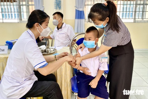 TP.HCM đẩy nhanh tiến độ tiêm vắc xin, phòng chống dịch sởi lây lan tại trường học - Ảnh 1.