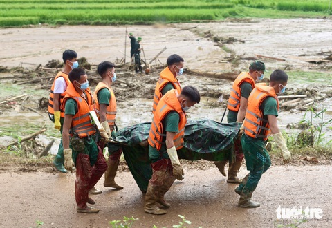 Vụ lũ quét ở Làng Nủ, Lào Cai: tìm thấy thêm 8 thi thể, còn 52 người mất tích - Ảnh 2. Vụ lũ quét ở Làng Nủ, Lào Cai: tìm thấy thêm 9 thi thể, còn 51 người mất tích - Ảnh 4.