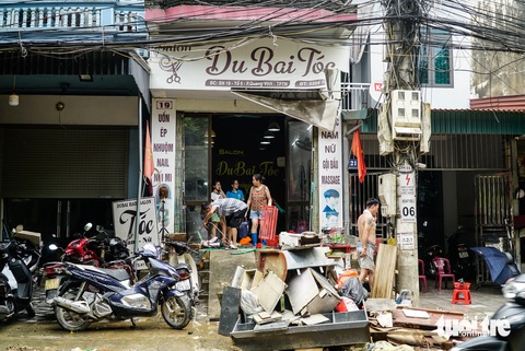 Phố lũ Thái Nguyên về cuộc sống thường ngày - Ảnh 1. Sau lũ, người dân Thái Nguyên nói 'chưa bao giờ bùn ngập nhiều đến vậy' - Ảnh 1.