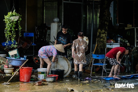 Phố lũ Thái Nguyên về cuộc sống thường ngày - Ảnh 2. Sau lũ, người dân Thái Nguyên nói 'chưa bao giờ bùn ngập nhiều đến vậy' - Ảnh 2.
