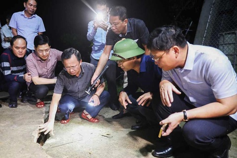 Quảng Ninh chỉ đạo ‘nóng’, di dời hơn 100 hộ dân trong đêm - Ảnh 1. Quảng Ninh chỉ đạo ‘nóng’, di dời hơn 100 hộ dân trong đêm - Ảnh 1.