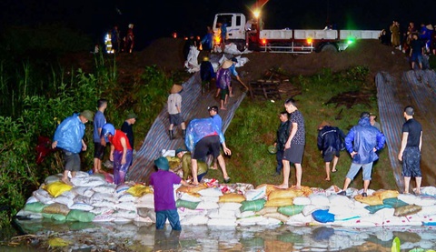 Quảng Ninh chỉ đạo ‘nóng’, di dời hơn 100 hộ dân trong đêm - Ảnh 2. Quảng Ninh chỉ đạo ‘nóng’, di dời hơn 100 hộ dân trong đêm - Ảnh 2.