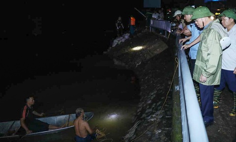 Chủ tịch UBND tỉnh Bắc Giang, Bắc Ninh xuyên tối chỉ đạo khắc phục sự cố trạm bơm ven sông - Ảnh 2. Chủ tịch UBND tỉnh Bắc Giang, Bắc Ninh xuyên tối chỉ đạo khắc phục sự cố trạm bơm ven sông - Ảnh 2.