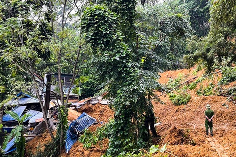 Cứu được cháu bé 6 tuổi bị vùi lấp do sạt lở đất ở Hòa Bình - Ảnh 1. Cứu được cháu bé 6 tuổi bị vùi lấp do sạt lở đất ở Hòa Bình - Ảnh 2.