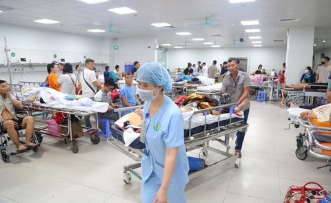 Có người gặp nạn trong mưa lũ, cứu giúp ra sao? - Ảnh 1. Có người gặp nạn trong mưa lũ, cứu giúp ra sao? - Ảnh 1.